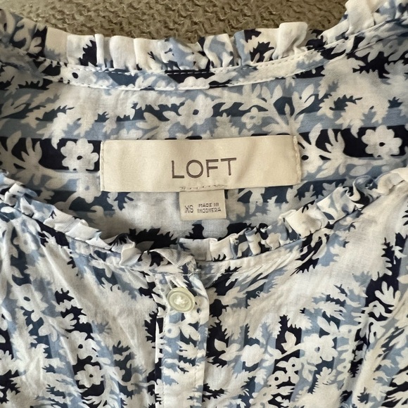 LOFT blue and white floral woven blouse with button front and ruffled collar EUC - Picture 4 of 5